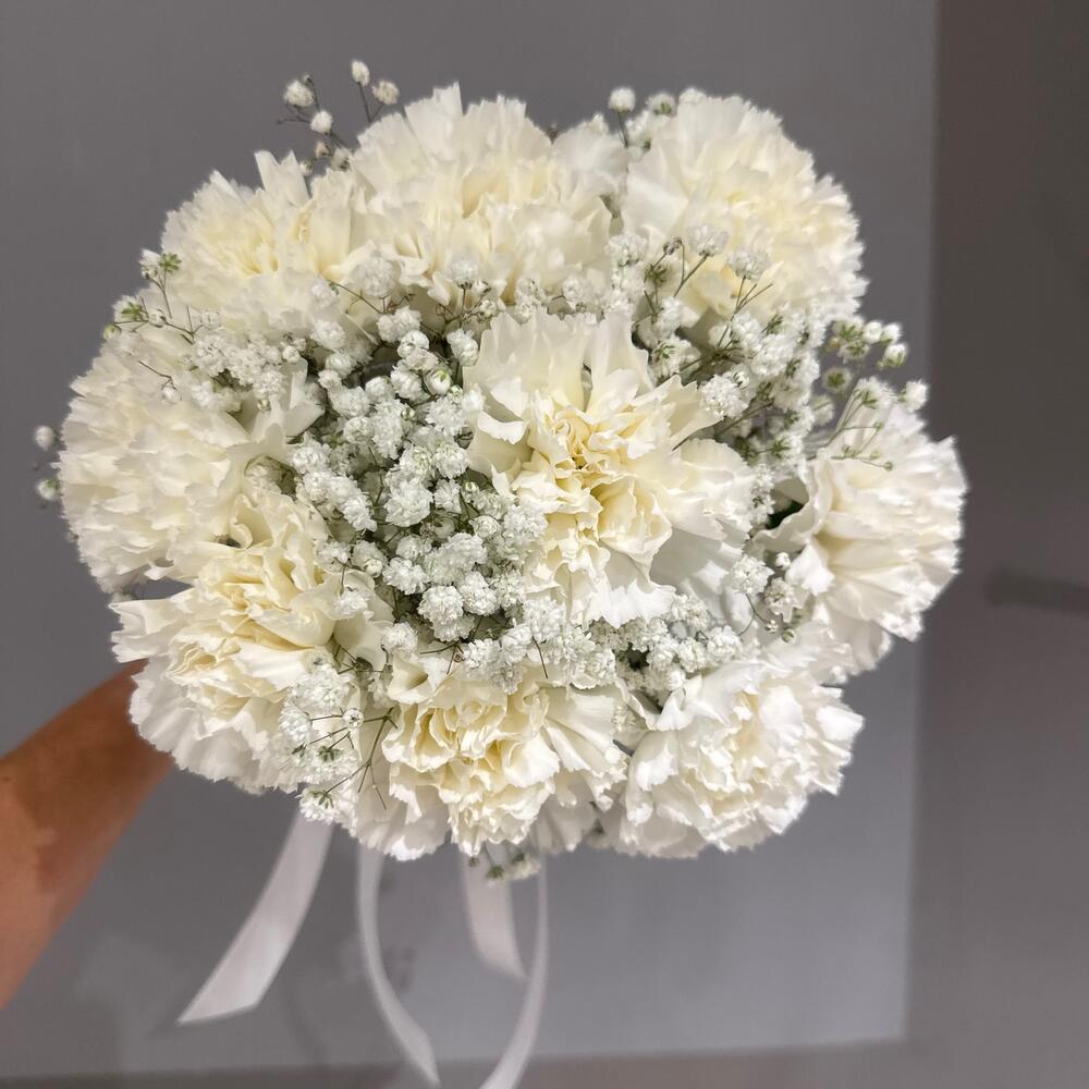 Букет невесты из 9 гвоздик и гипсофилы