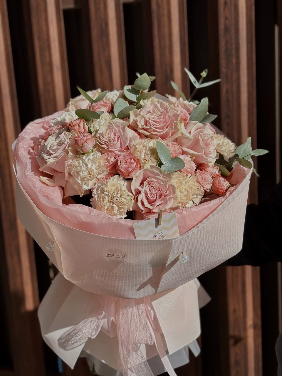 Букет из французских и кустовых роз и диантусов