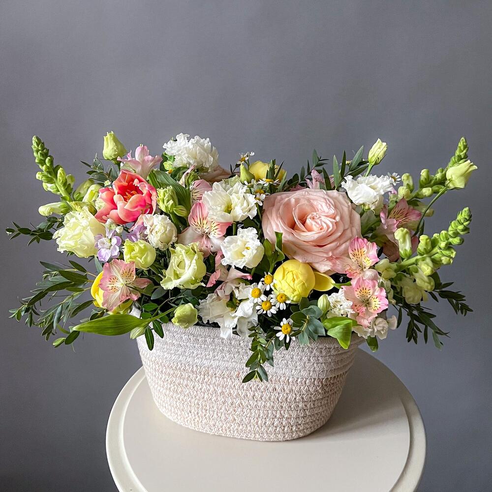 Пышная корзина с весенними цветами