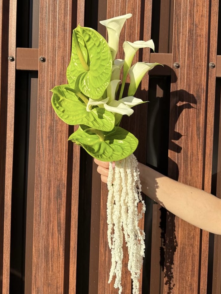 Букет из калл и антуриумов