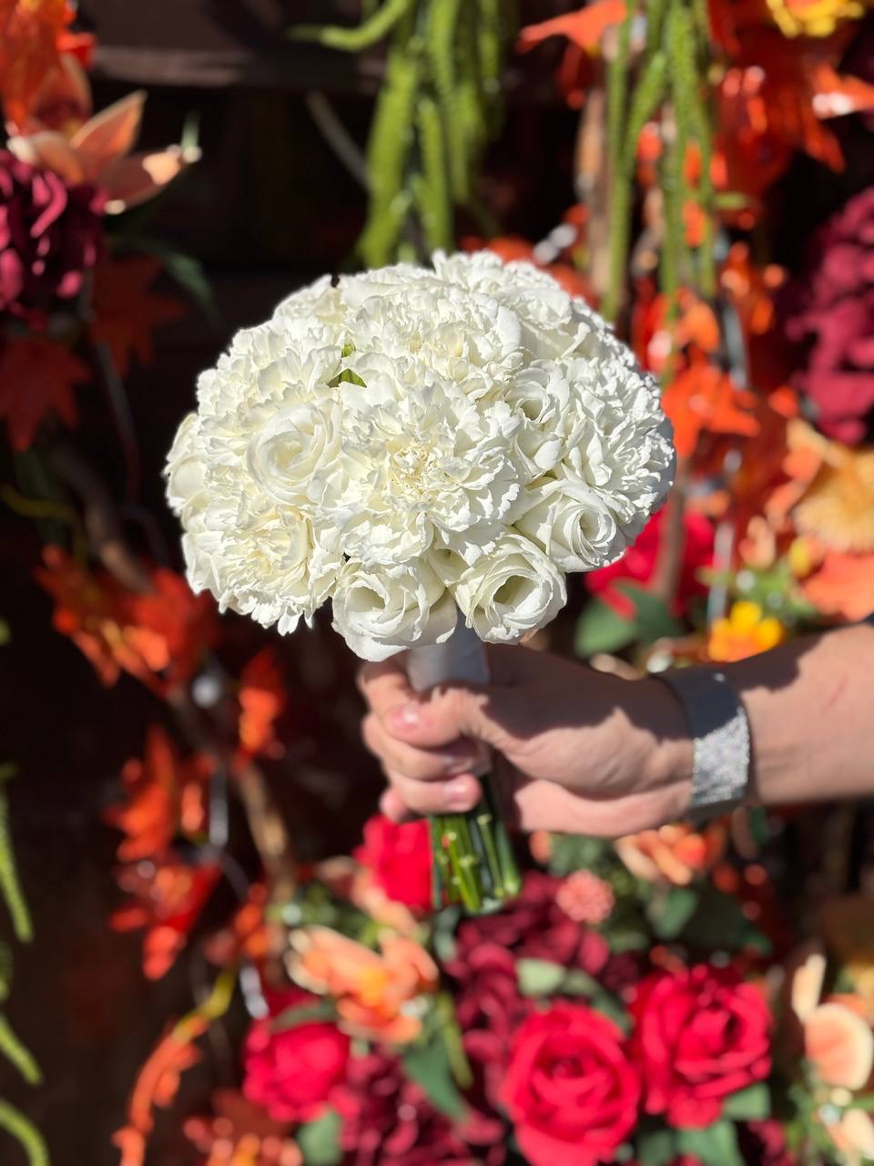 Нежный букет из эустомы и диантусов